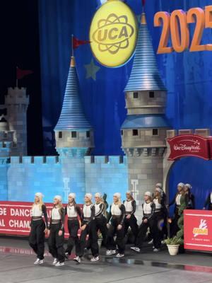 UNIVERSITY OF ST. THOMAS🔥 The crowd was LOCKED IN on this performance 🙌🏼 choreo: Caliea Koehler & Londyn Daniel #udanationals #danceteamnationals #stthomashiphop #danceteam #collegedanceteam 