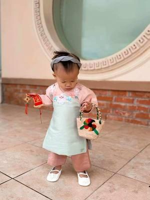 #lunarnewyear #tet #tet2025 #daughter #beyeu #tetsumvay #vietnamese #vietnamesegirl #positivity #MomsofTikTok #motivation #viral #familyphotos 