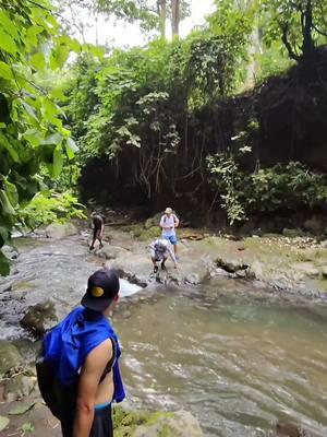 Seguimos disfrutando del oro líquido en El Salvador 🥰. #elsalvador #vidadelcampo #rios #cascadas #bosques #senderismo 