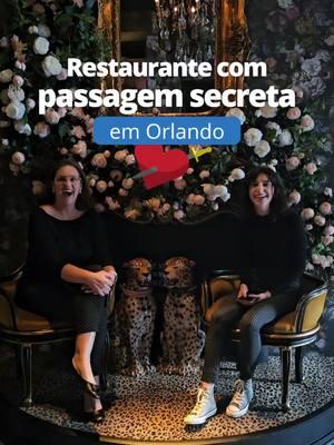 RESTAURANTE COM PASSAGEM SECRETA EM ORLANDO 🔐 Conhecemos o @voodoo_bayou, um restaurante em estilo gótico inspirado nos mistérios da Louisiana.⚜️ Além de ambiente super bem decorado e incrível, a comida é deliciosa. São pratos cajun e creole, típicos de New Orleans e região. 🥘 Os pratos custam a partir de $20 e são muito bem servidos. Não pode faltar o beignets para sobremesa, os bolinhos fritos com açúcar. 😋 O Voodoo Bayou fica no 7525 W Sand Lake Rd e abre diariamente para almoço e jantar. Me conta o que você achou dessa opção. #voodoobayou #comeremorlando #restauranteemorlando #dicaderestaurante #blogdeorlando #blogdeviagem 