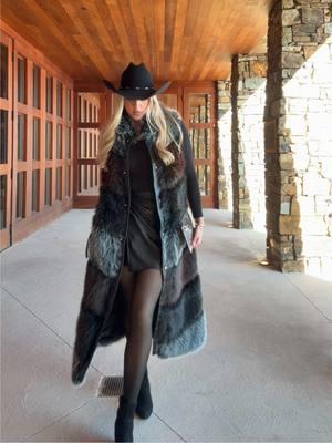 Western chic at Amangani 👜✨🤎 #amangani #amanganijackson #fitcheck #westernchic #winterfashion #fur #luxuryresort 