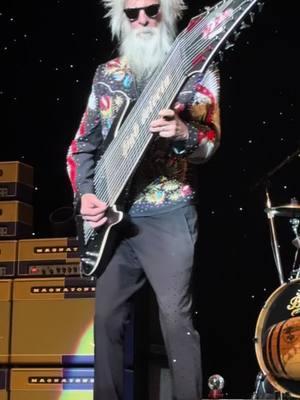 🔥Big ass bass 🎸🫵@ZZ Top #zztop #concerts #bassplayer #bassguitar #guitartok #guitarists #billygibbons #elwoodfrancis #dustyhill #songs #80smusic #fy #fyp #bluesrock #🤯 #worldtour @Billy F Gibbons 