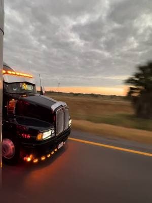 CAT powered t600 #spreadaxlemafia #studiosleeper #rgvlargecar #stainlesssteel #largecarmafia #CAT #chickenlightsandchrome #peterbilt #glider @mauricioCAT93 