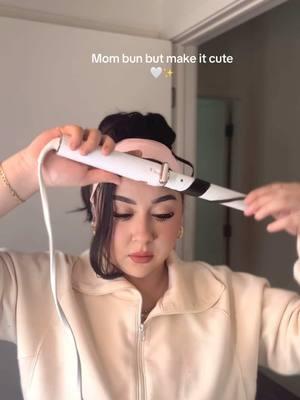 Mom bun but make it cute 💕 Follow me on Instagram: jaxxelyn #hairstyle #hairtok #grwm #peinados #peinadosfaciles #arreglateconmigo #longhair #mombun #momlife #updohairstyle #messybun #hairstyletutorial 