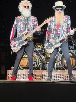 🔥WOW!🎸Legends🫵@ZZ Top #zztop #concerts #live #uncut #billygibbons #elwoodfrancis #dustyhill #worldtour #guitartok #guitarists #bassplayer #fyp #fy #80smusic #songs #lagrange @Billy F Gibbons 