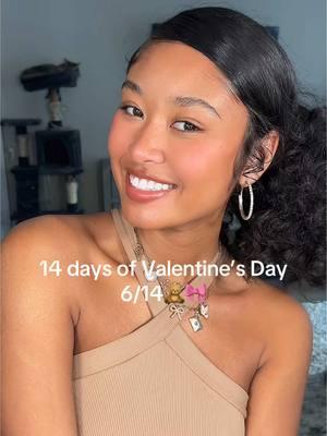 Curls + claw clip = my Valentine’s Day love language🧸💝 #hairtutorial #valentinesdayhair #ValentinesDay #hairinspo #valentineshairinspo #curlyhair 