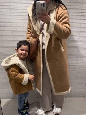 Amo poder vestirme igual que mi hijo 💕 #MomsofTikTok #momandson #momandsonoutfits #womencoat #womenwintercoat #womenoutfit 