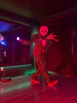 Sliding back into TikTok like… #jackskellington #cosplay #flowarts #digipoi #nightmarebeforechristmas #tiktokban #shuffledance #2020 #fypシ #bonedaddy 