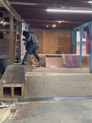 Still trying to figure out Front Noseslides 😅 #leandrehayes #explorepage #fyp #kentuckyskateboarding #seemyset #kentuckyskateparks #involvedclothing #osirisshoes #pardonmythrashing #frontnoseslide 