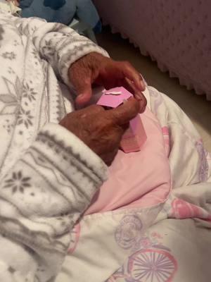 Grandmas flip phone is complete 😚 @sonnyangel.usa she’s a Sonny angel girly 🥰 #sonnyangel #fyp #abuelasdetiktok #abuela 