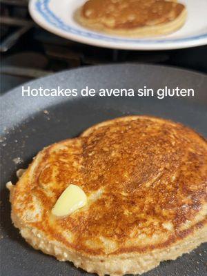 Deliciosos pancakes de avena, banana y almendras 1 plátano grande o 2 medianos  2 cucharaditas polvo de hornear (baking powder) 2 huevos 2 tazas de avena 1/2 taza de almendras  1 taza de leche 1 cucharadita de vainilla  1/2 cucharadita de canela en polvo  1/4 cucharadita de sal 1 cucharada de crema agria (puede ser yogurt) #yummy #Foodie #deli #recetas #brunch #pancakes #oatmealpancakes #foryou #foryoupage #fypシ 