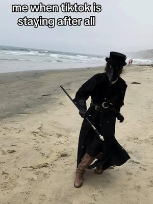 We are so back 😁 #drbarty #plaguedoctor #beach #cosplay #plaguetok 