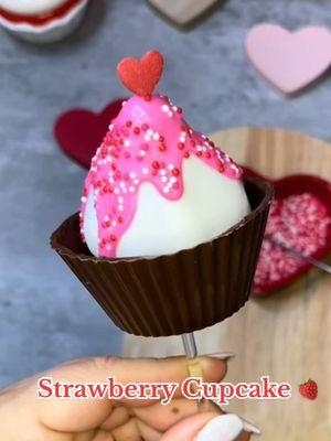 Strawberry cupcake, how fresh and delicious is this cupcake?  🍓 #cavebakery  #valentinestreats  #valentinesdaydessert #chocolatecoveredstrawberries #velentinesday  #valentines  #Love  