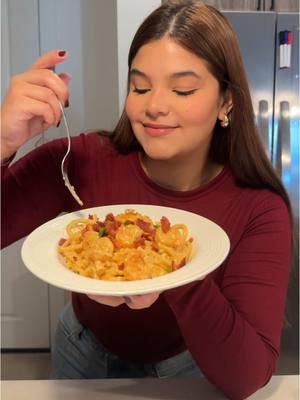 Pasta Alfredo a mi estilo🍜  celebrando que TikTok volvió a USA 😍 Por si se vuelve a ir síganme en Ig: Joseliselhennawi  Receta: Pollo  Bacon  Camarones  Heavy cream  Cebolla  Ajo  Paprika Cebollín  #fyp #volviotiktok #Receta #Recipe #recetapasta #pastaconcamarones #pasta 