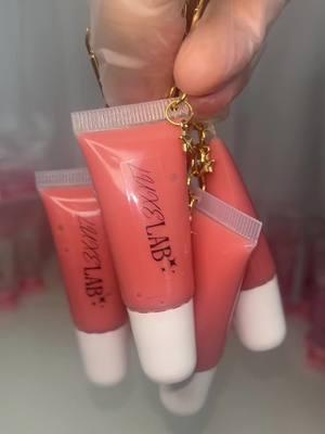 Peach lipgloss keychain is available NOW! Only $3.50! 🍑🍑 limited stock available✨  #luxelabcosmetics #peachlipgloss #keychainlipgloss #keychaingloss #peachgloss #nonstickylipgloss 