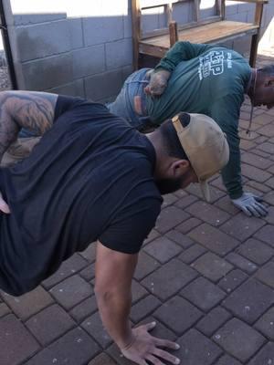 Sábado con Az Top HQ🧱🏅Mi gallo si está fuerte🐔💪🏽making some renovations in the back and my guy Lupin wanted to get some push ups in!!🛡️⚔️ #virgilbc #aztop #aztophardscaping #aztoplandscaping #arizona #az #hq #fyp #explore