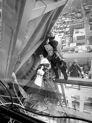 Well TikTok is back so let’s get this ball rolling again with the boys above the streets. We don’t need to shake bum and show skin to get views. @Dan #bluecollar #workingclass #iuoe #bluecollardad #towercrane #cranegang #tradesman #thebluecollardad #gettheviewsup 