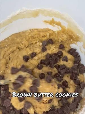 1 cup brown butter 1 cup brown sugar 1 cup sugar 1 tablespoon vanilla 2 eggs 1 teaspoon baking soda 1 teaspoon baking powder 2 cups and 2 tablespoons flour 1 cup chocolate chips 350 for 9 minutes #brownbutter #chocolatechipcookies #desserttiktok #chocolatechipcookierecipe #foodtiktok #gooeycookies @Carote Cookware 