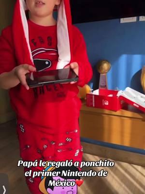 El primer Nintendo llegado a México lo tiene #ponchito 🥰 #familiadenigris #foryoupage #ponchodenigris #foryou #fyp #alegria #losdenigris #parati #viral #toñitodenigris #travesurasdetoñito #toñito 