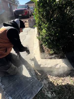 we are back 🤩🔥👌🏼#concrete #landscaping #landscape #jardines #landscapeideas #paratiiiiiiiiiiiiiiiiiiiiiiiiiiiiiii #homeproject #luxury #texas #Love #borders #edging #houston #katytx #conroetx #concretework #jardin #concreto 