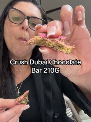 🍫 Barra de chocolate de Dubay mais gostosa que eu já provei . #dubai #chocolate #dubaichocolatebar #dubaichocolate #pistachio #pistachiochocolate #pistachechocolatebar #dubaifoodie 