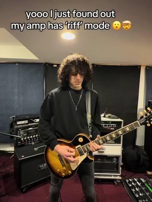 riff mode on the amp changes everything 😮🤯 #guitaristoftiktok #rockmusic #rockmusic #rockmusictiktok #rockband #bandsoftiktok #guitarriff #riff 