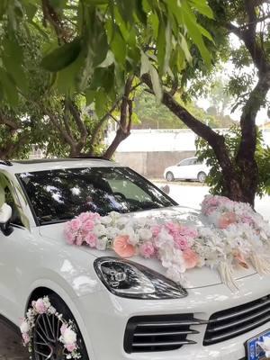 Wedding Car DIY Floral Tutorial Series: Decor doesn’t have to be complicated to elevate your big day! ✨✨✨ This DIY car decoration adds a touch of elegant mystery to your wedding car.  From : @angelaflowerofficial angelaflowerofficial, Flowers for designers! https://angela-flower.com #diyflower #uniqueideas #artificialflower  #flowerdecoration  #2025weddingcardecor  #diywedding #weddingflowers #weddingdecor  #weddingplanning  #weddinginspiration