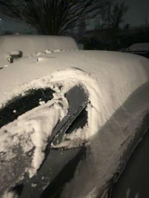 I don’t have a shovel so I have to use my bare hands #snow #snowstorm #snowingoutside #asmr #snowballfightagainsthunger 