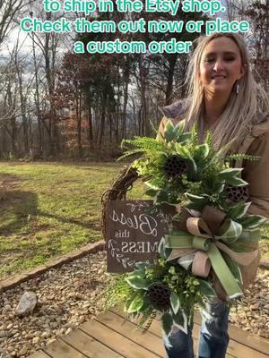 🌿 Everyday elegance made easy! This beautiful wreath is available now, along with other stunning everyday designs. 🎀 Ready to ship and perfect for adding a touch of charm to your space. Grab yours today! 💚 #HandmadeDecor #EverydayWreath #RusticCharm #DoorDecor #ReadyToShip 