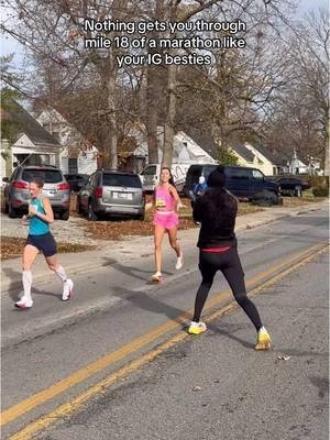 This made my entire day 😭❤️ AND she’s wearing her Expntl leggings 🤌🏼😭❤️ #raceday #racedayvibes #marathonrunner #marathongirl #runningcommunity #runninglife 