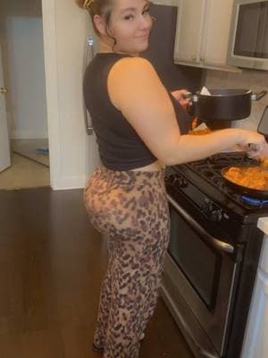 Let me cook… or fry chicken 🥰☺️🥰 #chicken #cook #trending #dance #kevingates #glorilla 