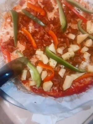 ### **Pizza sin harinas (base de pollo)** #### **Ingredientes para la base:** - 1 libra (aproximadamente 450 g) de pollo molido   - 1/2 cucharadita de sal   - 1/2 cucharadita de pimienta   - 1/2 cucharadita de paprika   - 1/2 cucharadita de orégano   - 1/4 taza de queso parmesano rallado   #### **Para los toppings:** - Salsa de tomate (preferiblemente sin azúcar añadida)   - Queso (mozzarella, gouda o el de tu preferencia)   - Toppings al gusto (pepperoni, champiñones, pimientos, aceitunas, etc.)   --- ### **Preparación:** 1. **Precalienta el horno:**      Calienta el horno a 290 °F (aproximadamente 145 °C). 2. **Prepara la base:**      En un tazón grande, mezcla el pollo molido con la sal, pimienta, paprika, orégano y queso parmesano rallado. Asegúrate de integrar bien todos los ingredientes. 3. **Forma la base de pizza:**      Coloca la mezcla sobre una bandeja de horno cubierta con papel encerado o papel para hornear. Con tus manos, dale forma de círculo (o la forma que prefieras) y utiliza un segundo papel encima para aplanarla de manera uniforme. 4. **Hornea la base:**      Lleva la base al horno y hornea durante 18 minutos a 290 °F. La base debe estar cocida y ligeramente dorada. 5. **Agrega los toppings:**      Retira la base del horno y unta una capa de salsa de tomate. Luego, añade el queso y los toppings de tu elección. 6. **Gratina la pizza:**      Regresa la pizza al horno y hornea por unos 5-7 minutos adicionales, o hasta que el queso esté derretido y burbujeante. 7. **Sirve y disfruta:**      Saca del horno, deja reposar un par de minutos, corta en porciones y ¡a disfrutar de tu pizza sin harinas! --- Esta receta es ideal si sigues una dieta baja en carbohidratos o simplemente quieres probar algo diferente. ¡Espero que te encante! 🍕#comerrico #RecetasSaludables #Orgánico #HechoEnCasa #HealthyLifetyle 