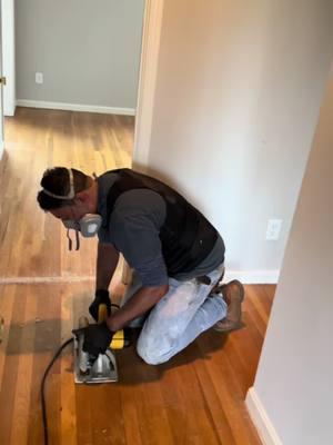 How to fix squeaky floor  problems. Cómo solucionar un chillido en el piso de madera  .. #flooringexperts #flooringexperts #flooringcontractor #hardwoodfloor 