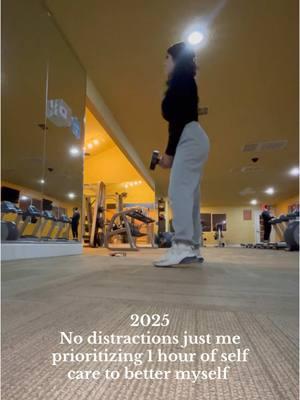 WERE BACK! 2025 will be dedicated to bettering myself and give my full potential to every thing ❤️‍🩹 #gym #gymmotivation #motivation #musclemommy #weightgain  #weightgainjourney #GymLife  #gymgirl #healing #trusttheprocess #fy #fyp #mevsme 