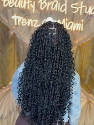 #knotlessbraids #pelucas #crochet #trenzasmiami #braids #beautybraidstudio #protectivestyles #trenzas #boxbraids #feedinbraids 