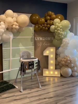 First down birthday party setup🏈 I absolutely loved this theme! What do ya’ll think? #firstdown #birthdayparty #firstbirthday #theme #football #DIY #tutorial #balloonarch #balloongarland #backdrops #archbackdrop #footballbackdrop #partyplanner