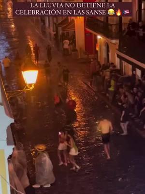 LA LLUVIA NO DETIENE LA CELEBRACI&Oacute;N EN LAS SANSE 😂🔥🇵🇷. &ldquo;EEEHHHH JUAAAAAAAA 😂  #PuertoRico #PR #Sanse2025 #fiestasdelacallesansebastian  #Rain #DTMF#puertorico🇵🇷 #isladelencanto #borinquen #ruteandomiisla #puertoricocompartetuisla #paradise #tropicalvibes #islandlife #islandvibes #naturephotography  #placespuertorico #whateverpuertorico #backpackingpr #visitpuertorico #soyturistaenPR #PRvive #amazingpuertorico #turismointernopr #loves_puertorico #rutapr #mochilerospr #puertorico #discoverpuertorico #mustseepr #turisteandoenpuertorico #boricuas #wepa #puertoricanfood #turisteando #isladelen #parati un #virar #pr_100x35 #isladeencanto🇵🇷 #fypシ #foryou #foryoupage #viral #isla #borinquen #pfknr 