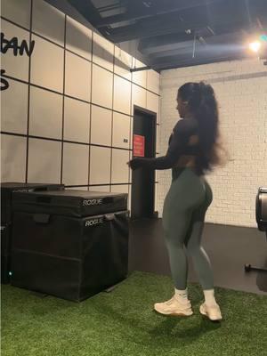 lol are we surprised, fake ass tik tok ban but LOOK how cute I look lmao I’ve never jumped this high (I’m not athletic lol this is high for me) #boxjumps #legday 