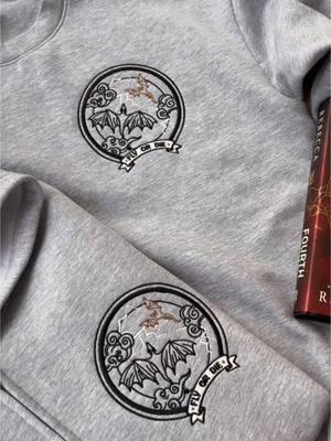 WAIT FOR IT 🤚🔥⚔️🐉🌩️🖤🏰⚡️ #fourthwing#fourthwingbook#ironflame#onyxstorm#fantasy#fantasybooks#dragons#bookish#books#book#embroidery#fyp#embroidered#embroideredsweatshirt#BookTok#booktikok#bookworm 