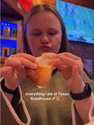 the rolls dipped in their ranch!!!!!🤤 #texasroadhouse #texasroadhouserolls #texasroadhousebutter #eatwithme #everythingiate #texasroadhousemukbang #mukbang #eating #Foodie 