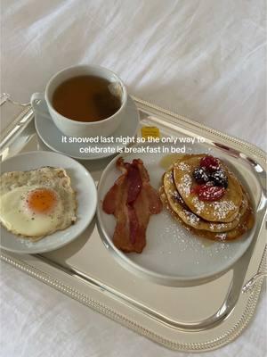 Welcome to Hotel Harrington🥞🍳🫖 #breakfast #cookingasmr #snowday #wintercooking #breakfastinbed #boston #pancakes #glutenfree #glutenfreebreakfast 