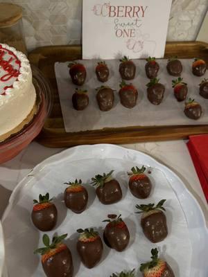 🍫🍓❤️ #chocolatecoveredstrawberries #easy #asmr #valentinesdaygift #berryfirstbirthday #MomsofTikTok #ghirardelli #baking #bakingtok #partytreats  @Ghirardelli Chocolate Company 