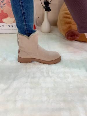 Warm shoes!!!😘😘😘#viralvideo #spotlightfinds #tiktokshopholidayhaul #fyp #tiktokshopnewyearnewaura #trendyshoes #spotlight #fashion #fypシ゚viral #trendyboots 