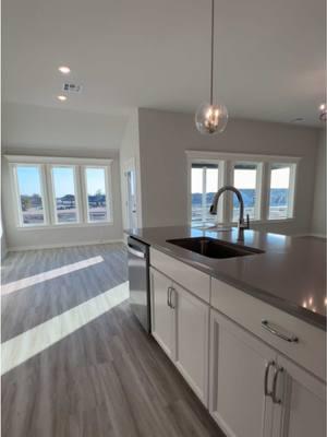 A White and gray kitchen has never looked better!🤩 The natural light in this home is  *chefs kiss* 🤌🏼  #simmonshomestulsa #kitchendesign #newconstructionhome #dreamhome #dreamhomeloading #hometour #whiteandgraykitchen 