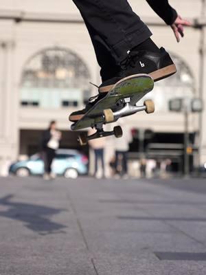 Notice how the back foot leaves the board before the tail hits the ground? Learn to ollie ❤️ #brailleskateboarding #skateboard #Skateboarding 