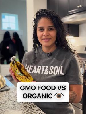 GMO FOOD VS ORGANIC👁️ Save this post for your next grocery run so you can make cleaner choices! 📌 #nontox #nontoxic #nontoxicliving #nontoxichome #nontoxicproducts #nontoxiclifestyle #nontoxicmama #holistichealth #holisticrn #nontoxicswaps #holistichealing #holisticwellness #holisticlifestyle #homeopathy #homeopathicmedicine #holisticremedies #cleanproducts #cleanliving #holisticeducation #toxicfree