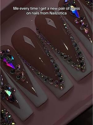 FRESH NEW SETTT 🗣️🗣️ #pressonnails #nailinspo #rhinestonenails #whitenails #nailideas #viralnails #nailsoftiktok 