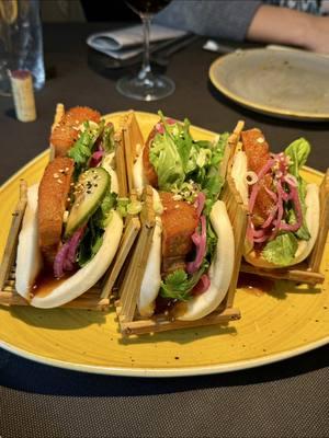 A mi lista de imprescindibles de Madrid 🌈🥬🥕🌼 🍽️ Andy Boman, “El Flaco”, es el chef responsable de semejante carta fusión entre la cocina Tailandesa y su toque personal. Explosividad en cada plato y un festival para tus papilas gustativas😝 💰Precio medio: 40€ 📍 C/ de Javier Ferrero, 8, Madrid 📝 Relación calidad-precio: 9/10 . . . #elflaco #thai #cocinathai #restaurantethai #thaifood #restauranteelflaco #thailandes #restaurantethailandes #baos #foodichiiii 