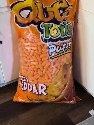 #everythingisbiggerintexas #cheetoes #totis 