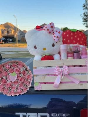 Basket + flowers 🫂🩷 #floristsoftiktok #ramo #ramobuchon #florista #houstonflorist #hellokitty #strawberryshortcake #fypシ #fyp #parati #coquette #Relationship #vday #ValentinesDay #bouquettutorial #foryourpage #roses #ramotutorial #strawberry 